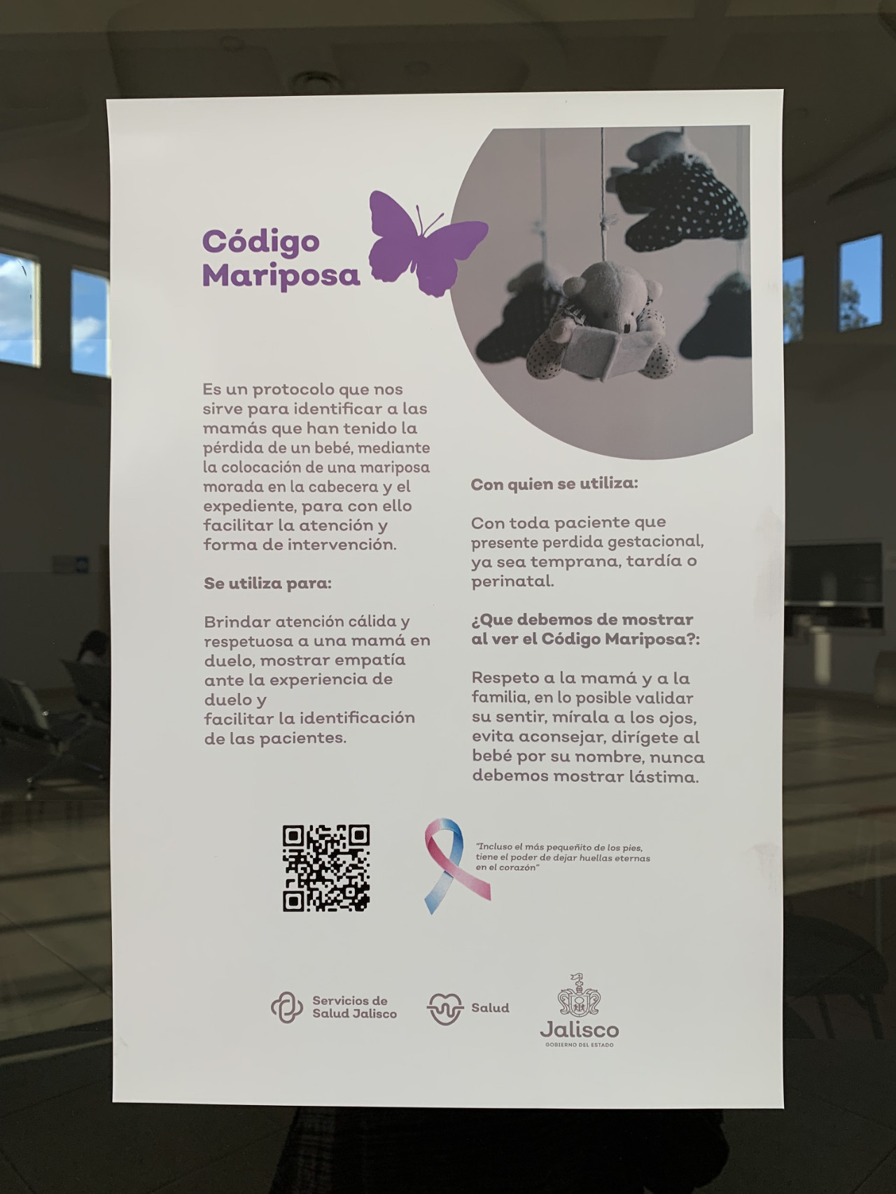 Cartel con información del Código Mariposa ubicado en las instalaciones de un Hospital